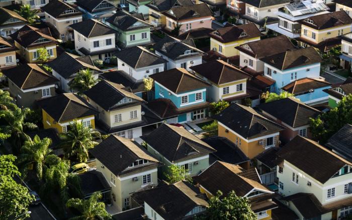 Image of houses in a suburban neighbourhood.