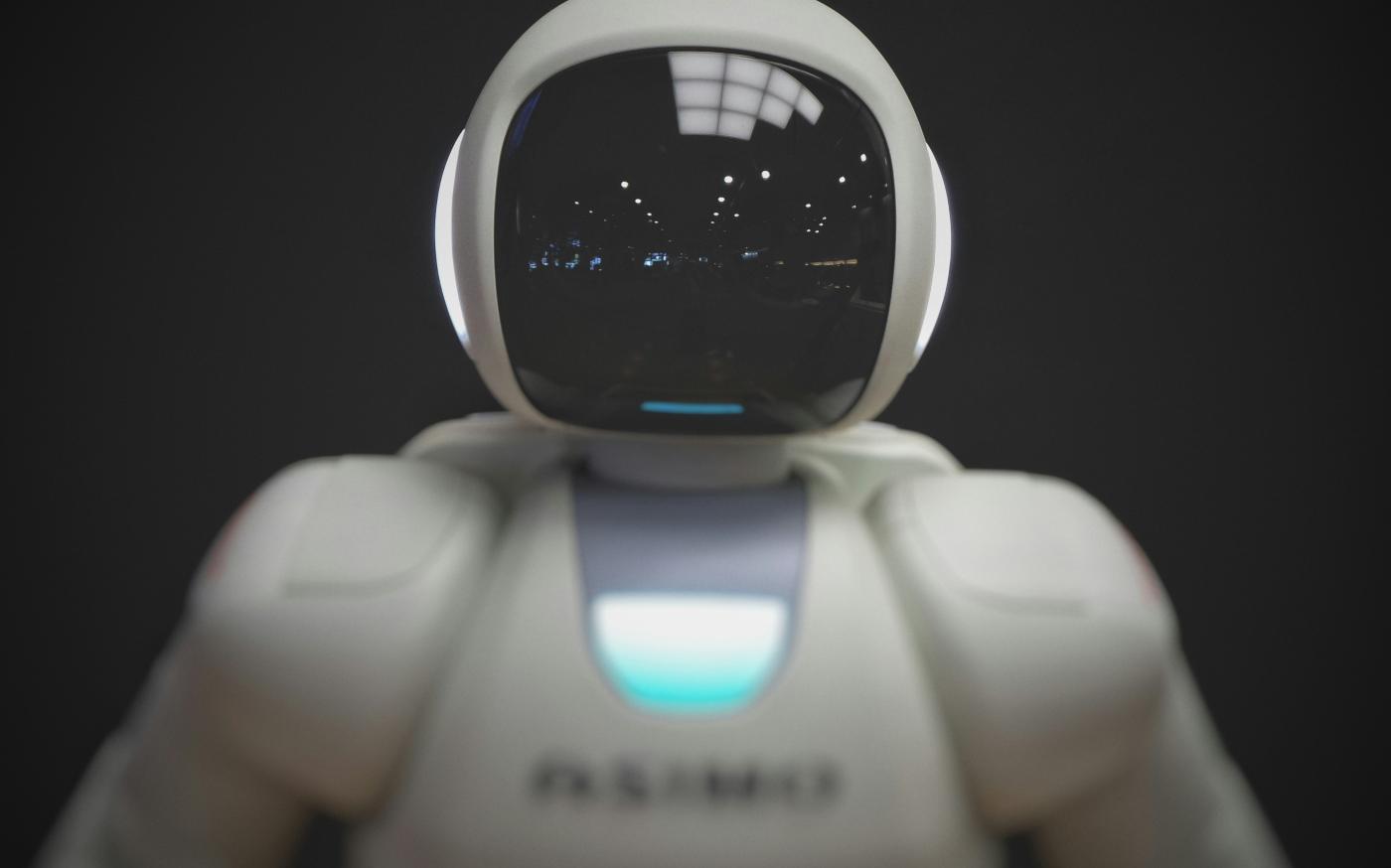 white robot wallpaper by Possessed Photography courtesy of Unsplash.
